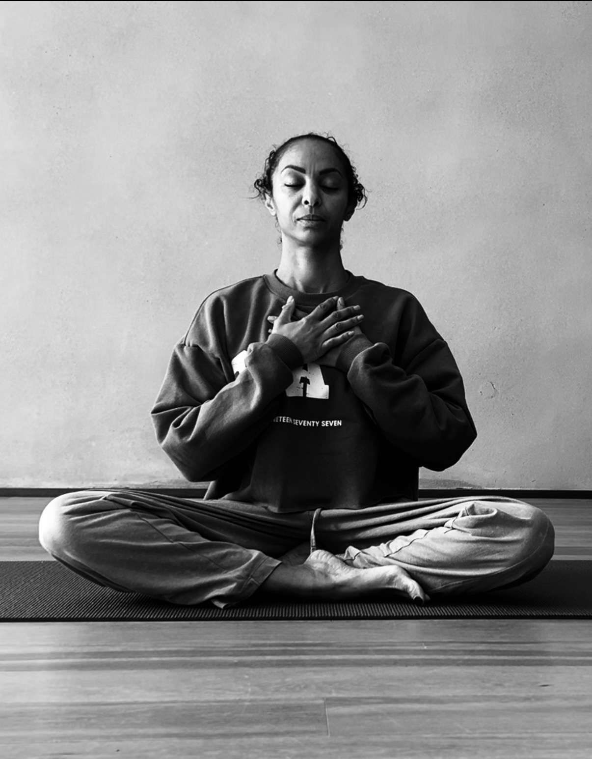 Sara Gharis doet een ademoefening tijdens een ademwerk-sessie_ademhaling voor ontspanning en trauma release